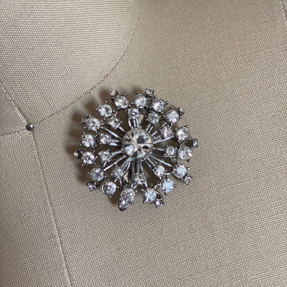 Stella & Dot Rhinestone Starburst Brooch/Pendant - Picture 2 of 6